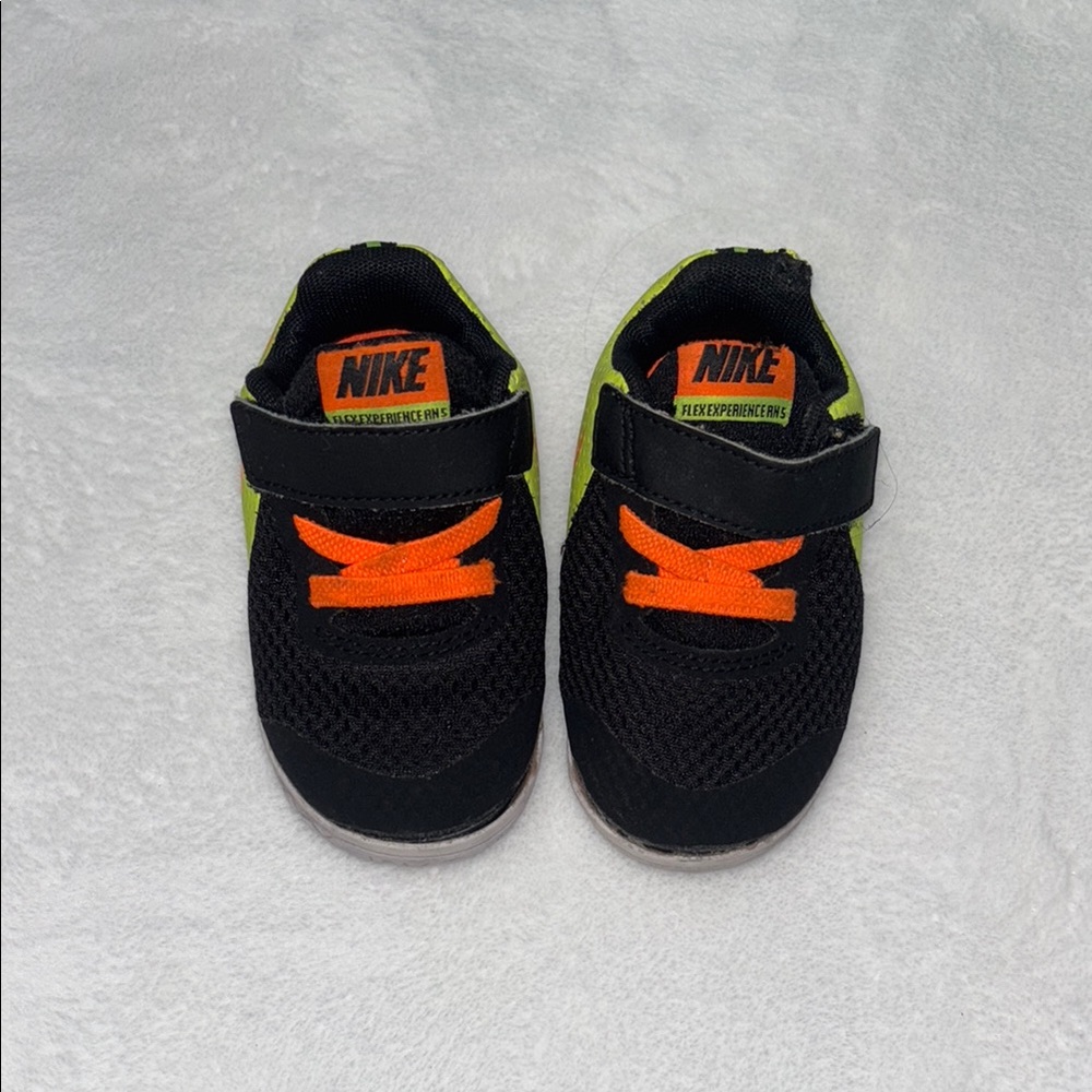 Nike Kids Black and Orange size 5 sneaker runner Shoes